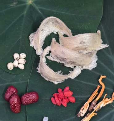 Yến thô tự nhiên - Ít lông - Trọng lượng 50g - Tặng kèm nhíp + Táo đỏ + Đường phèn