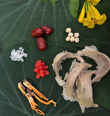 Yến thô tự nhiên - Ít lông - Trọng lượng 200g - Tặng kèm nhíp + Táo đỏ + Đường phèn